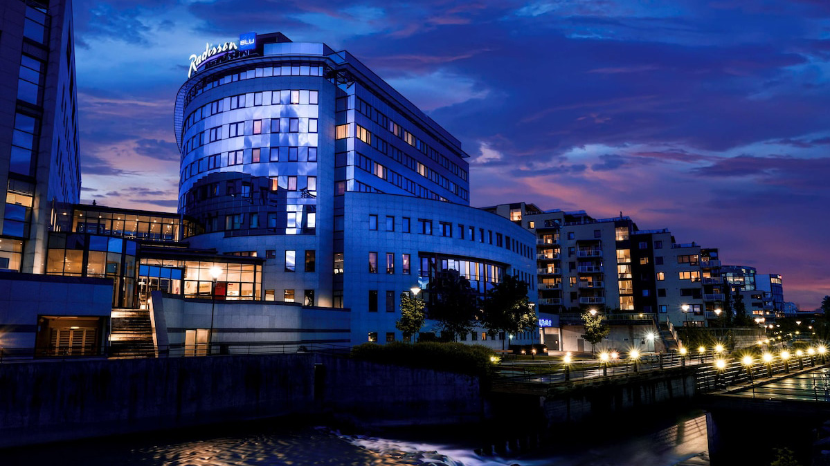Outside picture of the Radisson Blu Nydalen Hotel at night